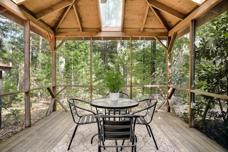 Outdoor dining. Hot Tub, Deck, Screened Porch, Fire Pit, & WiFi