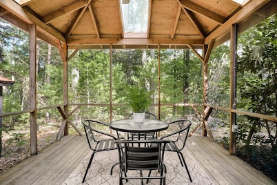 Hot Tub, Deck, Screened Porch, Fire Pit, & WiFi