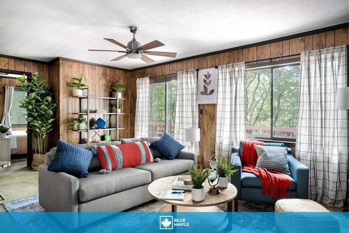 Hot Tub, Deck, Screened Porch, Fire Pit, & WiFi