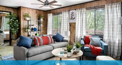 Hot Tub, Deck, Screened Porch, Fire Pit, & WiFi