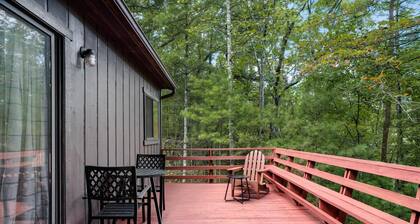 Hot Tub, Deck, Screened Porch, Fire Pit, & WiFi