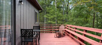 Hot Tub, Deck, Screened Porch, Fire Pit, & WiFi