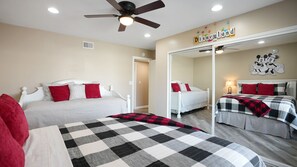Sleeps:4
Disneyland Mickey/Minnie House with Queen bed + trundle w 2 twins