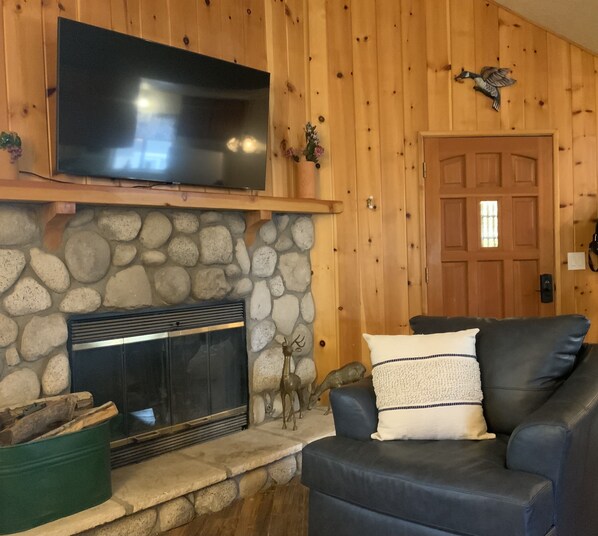 Smart TV, fireplace - Cozy Stone Fireplace in a Relaxing 2 Bedroom Cabin (Lake Arrowhead)