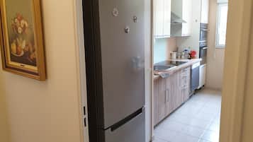 Geladeira, micro-ondas, fogão, cooktop