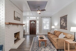 TV - Huge Deck & Pool! Near Downtown - Modern Cottage (Mobile)