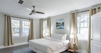 Huge Deck & Pool! Near Downtown - Modern Cottage