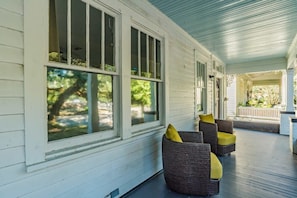 Terrace/patio - Huge Deck & Pool! Near Downtown - Modern Cottage (Mobile)