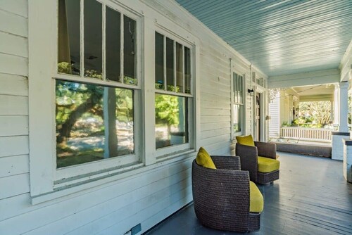 Huge Deck & Pool! Near Downtown - Modern Cottage