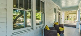 Huge Deck & Pool! Near Downtown - Modern Cottage