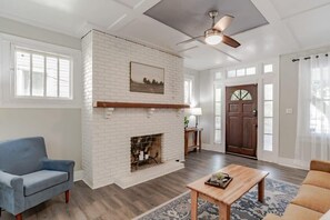 Televisión y chimenea