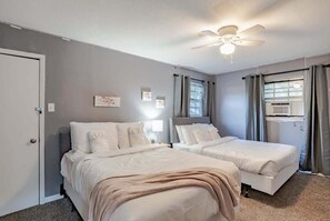 3 bedrooms, desk, iron/ironing board, WiFi - Huge Deck & Pool! Near Downtown - Modern Cottage (Mobile)