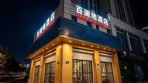 Un hôtel doté d’une façade moderne, de grandes fenêtres en verre et d’une enseigne bien visible affichant le nom de l’hôtel et ses coordonnées.