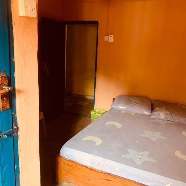 Un dormitorio con cama, armario y espejo.