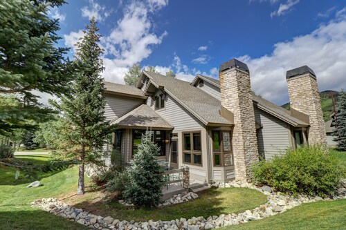 Dog Friendly Townhome w/ Amazing views! WD21