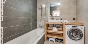 Shower - Ground floor, view open, terrace, tv, ski locker, 72m², Champagny-en-Vanoise (Champagny-en-Vanoise)