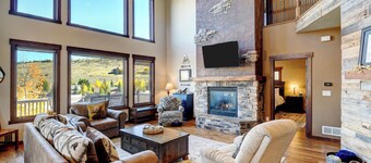 Rocky Splendor: Hot Tub & Scenic Colorado Views