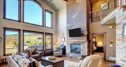 Rocky Splendor: Hot Tub & Scenic Colorado Views