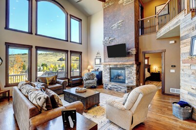Rocky Splendor: Hot Tub & Scenic Colorado Views