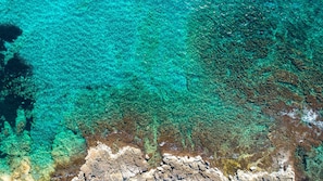 A rocky shoreline with clear turquoise water. - 2242 Residence Anna - Appartamento Salmone (Taviano)