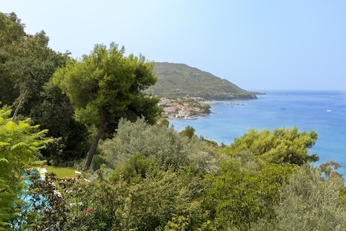 Beautiful Italian villa with pool, sea view (Capri), close to the beach