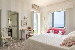 5 dormitorios, caja fuerte, escritorio y tabla de planchar con plancha