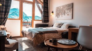 A bedroom with a bed, a desk, a chair, a table, a window with curtains, and a painting on the wall. - Immodreams - La Marmotte - Avoriaz (Avoriaz)