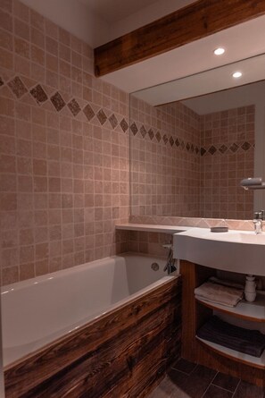 Bathtub, hair dryer, towels, shampoo