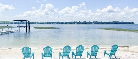 Chaises longues, serviettes de plage