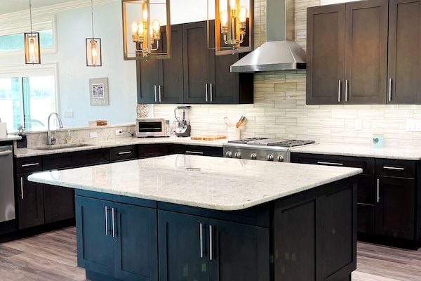 Spacious kitchen with large island has room for lots of cooks!