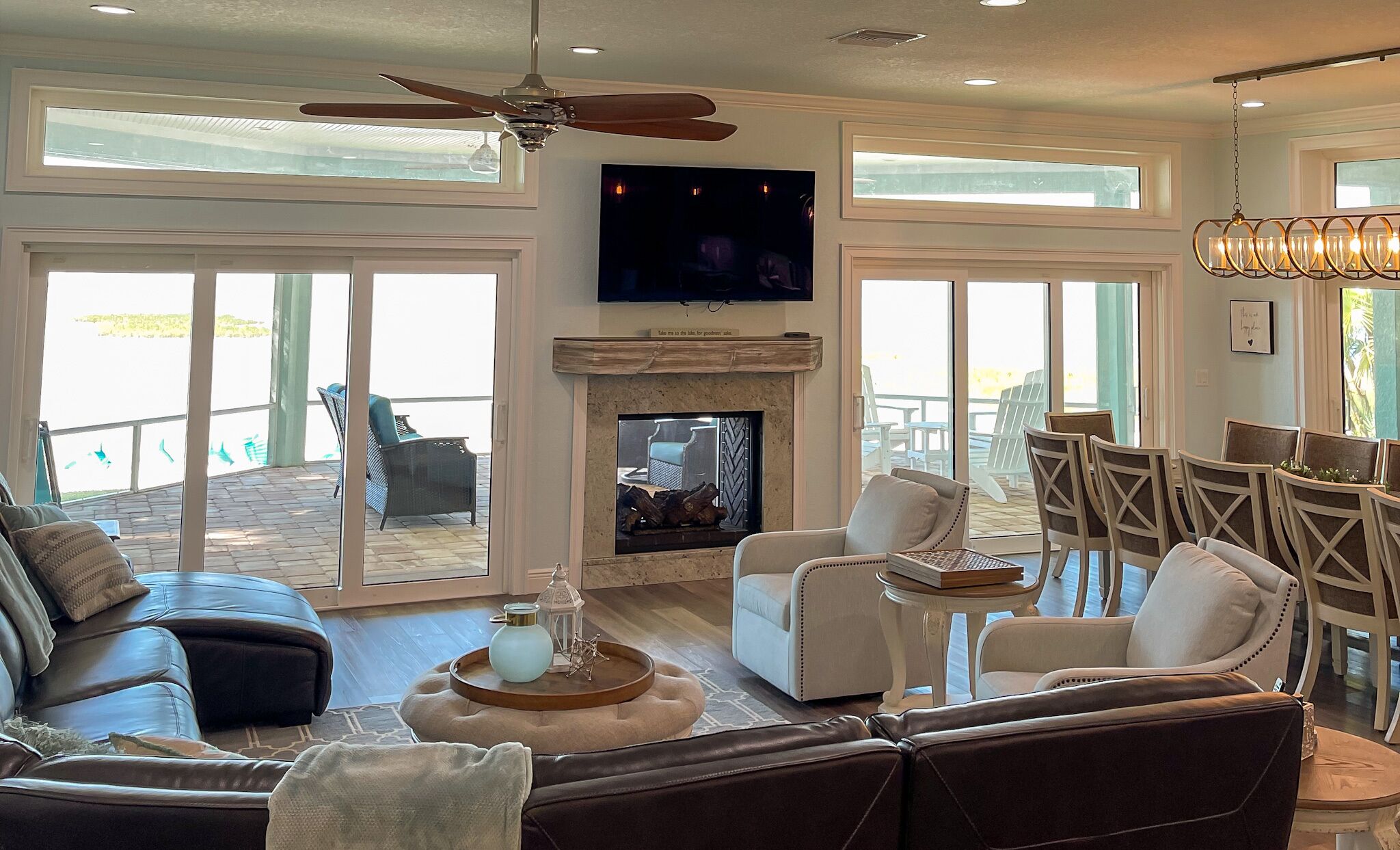 スマートテレビ、暖炉、書庫