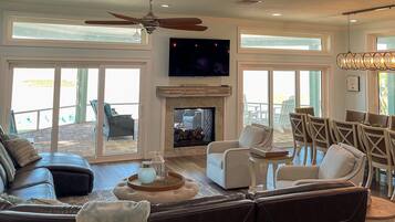 Smart-TV, Kamin, Bücher