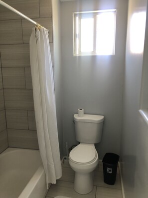 Ensemble douche/baignoire, serviettes fournies, papier toilette