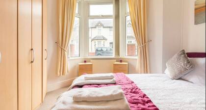 Shelleyâs Seaside Stay (Garden / Parking)