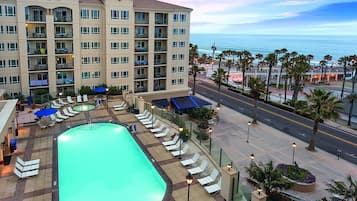 Alberca al aire libre y alberca climatizada