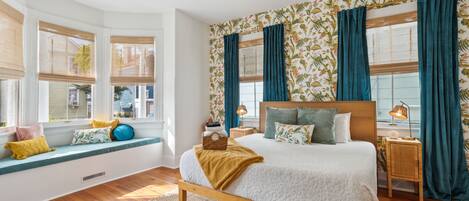 4 habitaciones, escritorio y tabla de planchar con plancha