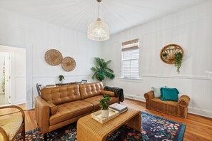 Smart-tv, eldstad och böcker