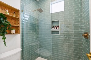 Bathtub, hair dryer, towels, soap - The Isla Suite: A Dream Getaway for Friends (Charleston)
