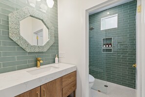 Bathtub, hair dryer, towels, soap - The Isla Suite: A Dream Getaway for Friends (Charleston)