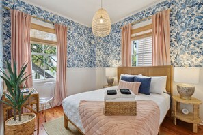 4 bedrooms, desk, iron/ironing board, travel crib - The Isla Suite: A Dream Getaway for Friends (Charleston)