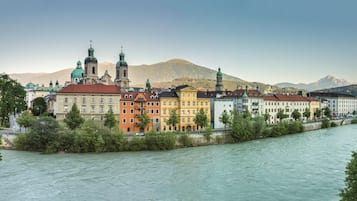 Ein Fluss mit Gebäuden an seinen Ufern, darunter eine markante Kirche mit grünen Kuppeln.