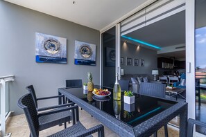 Outdoor dining - Stunning NEW Condo at Eagle Beach! Great Amenities (Noord)