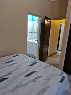 Duschwanne, Handtücher, Toilettenpapier