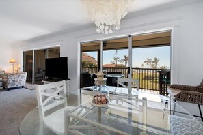Una televisión, una mesa de tenis de mesa