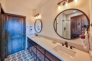 Combined shower/bathtub, hair dryer, towels, soap - Elevated Mountain Retreat—Private, Spacious, Minutes from Adventure (Fraser)