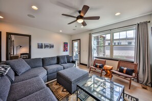 Una Smart TV, una chimenea, libros, un reproductor estéreo