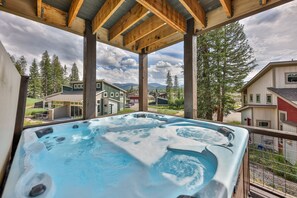 Outdoor spa tub - Elevated Mountain Retreat—Private, Spacious, Minutes from Adventure (Fraser)
