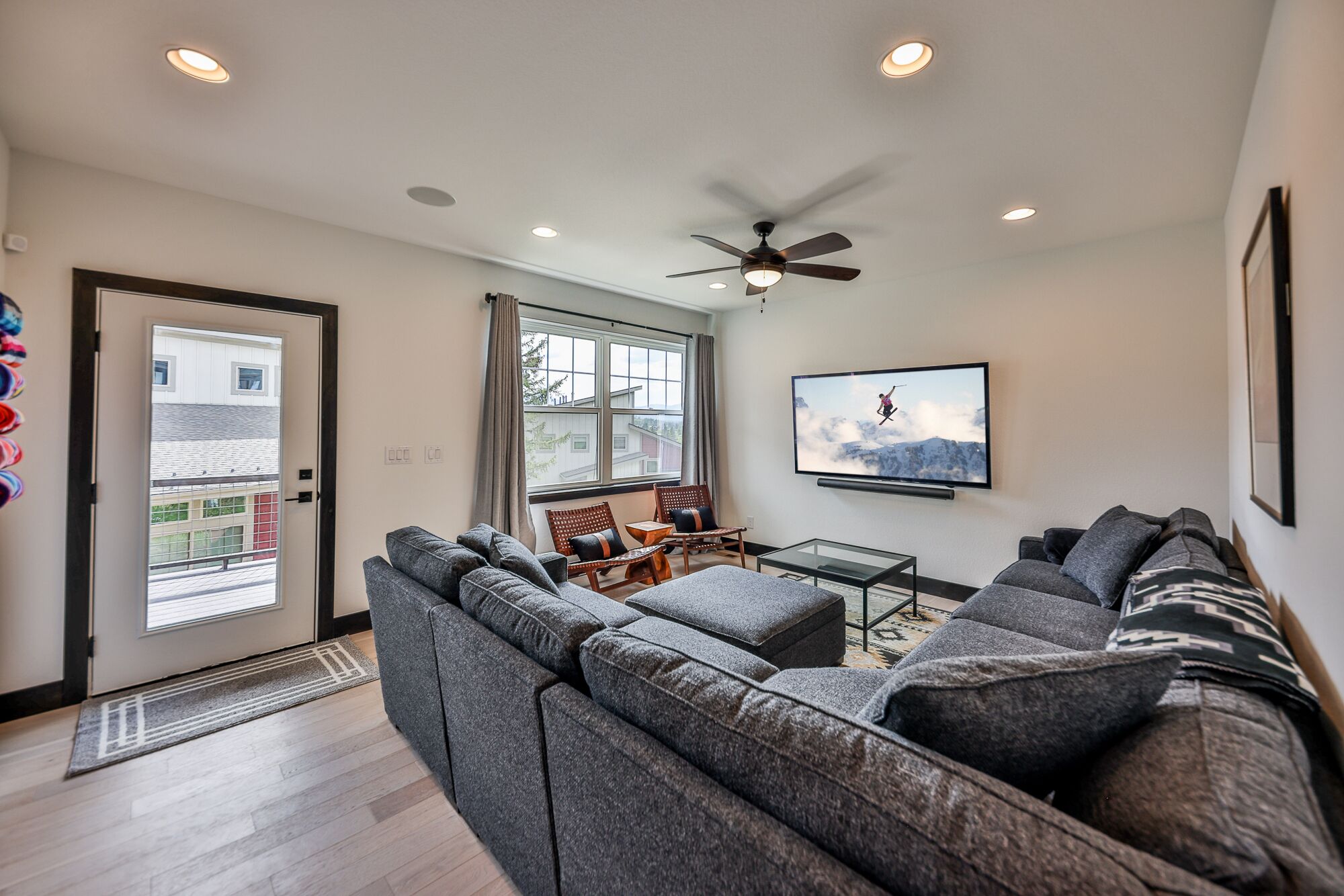 Smart TV, fireplace, books, stereo