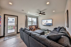 Smart TV, chimenea, libros, estéreo