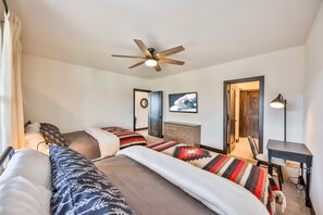 4 habitaciones, escritorio y tabla de planchar con plancha